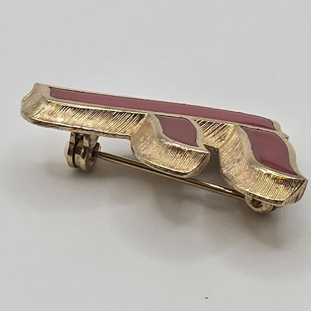 Lisner Brooch Pin Red Gold Tone Initial Letter F Enamel‎ Vintage Accessory